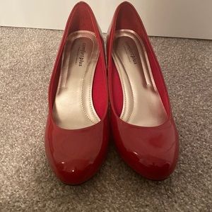 Red patent pumps size 9 comfort plus